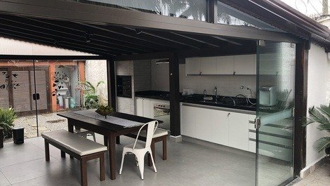 Cozinha e terraço.