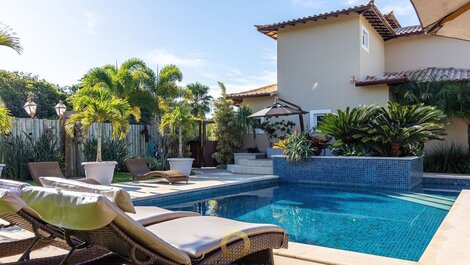 Casa de alto estándar con piscina.