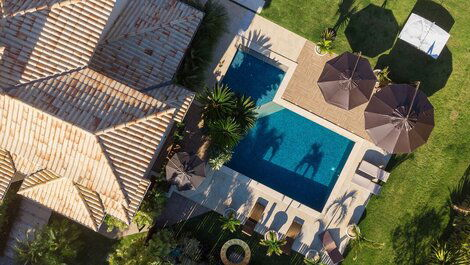 Casa de alto estándar con piscina.