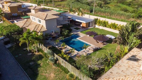 Casa de alto estándar con piscina.