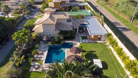 Casa de alto estándar con piscina.