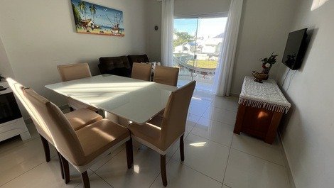 Excelente Apartamento com 2 dormitorios na Praia do Mariscal
