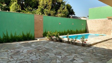 Casa com piscina, para aluguel de temporada, feriados. Para 14 pessoas