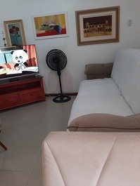 Sofá cama confortável + tv smart