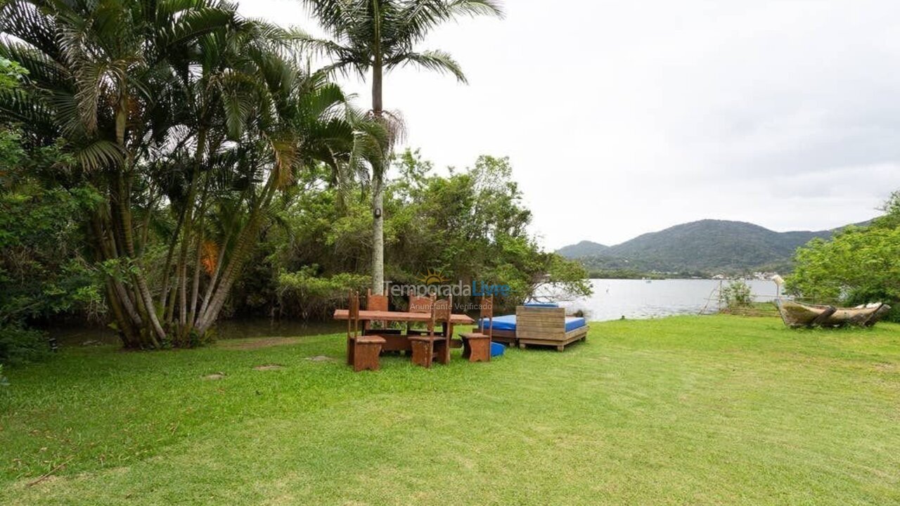 Apartamento para aluguel de temporada em Florianópolis (Canto da Lagoa)