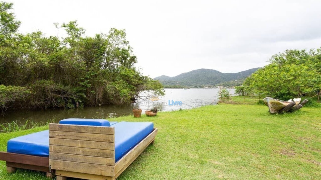 Apartamento para aluguel de temporada em Florianópolis (Canto da Lagoa)