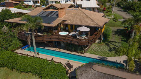 Luxury mansion overlooking the sea in Morrinhos