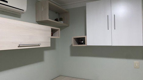 APARTAMENTO DIFERENCIADO, BOMBINHAS, 4 ar,wi-fi,80 mts praia - mg203