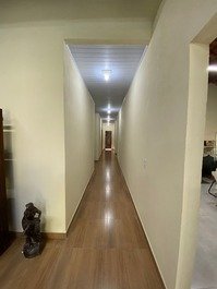 Amplo corredor iluminado de acesso aos cômodos 