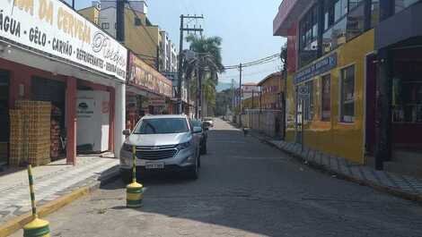 Rua do ap - tem shopping/feirinha, restaurantes, mercados no início do ap