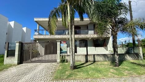 Casa grande com piscina 50m do mar para 20 pessoas em Pontal do Paraná