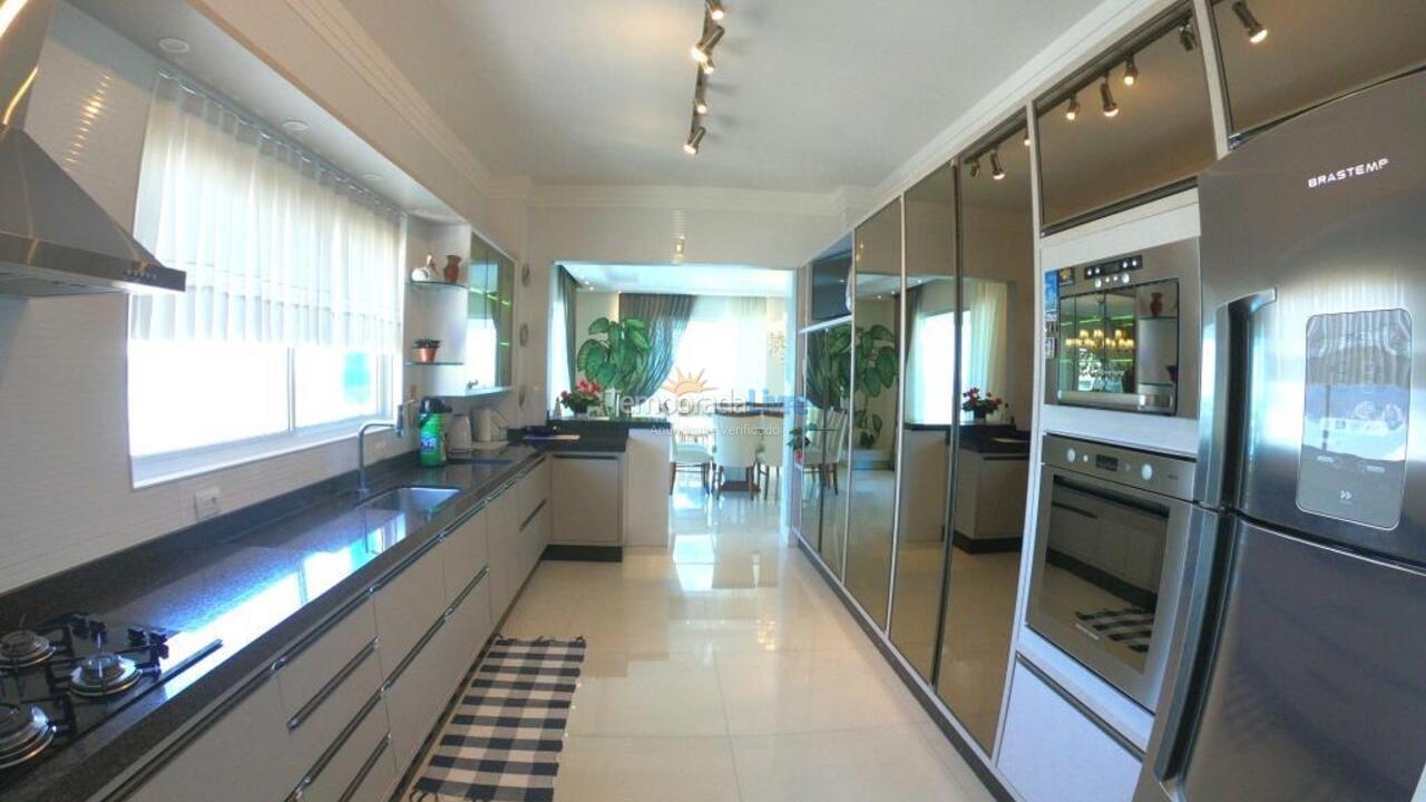 Apartamento para aluguel de temporada em Itapema (Meia Praia)