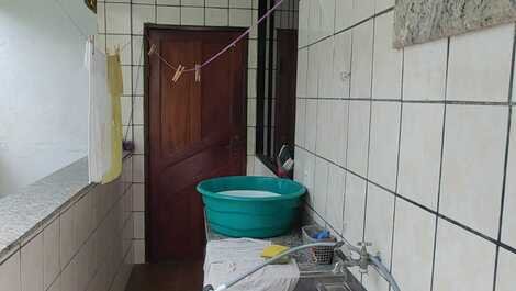 Apto tipo kitnet amueblado (cuarto grande, cocina, y baño social.
