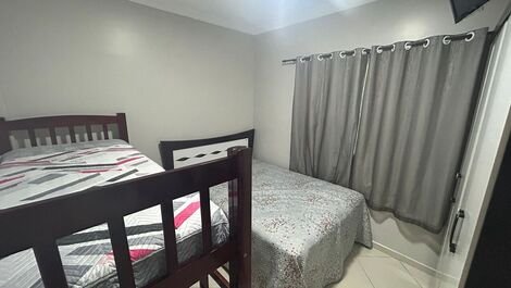 Dormitório 03, com cama de casal e um beliche