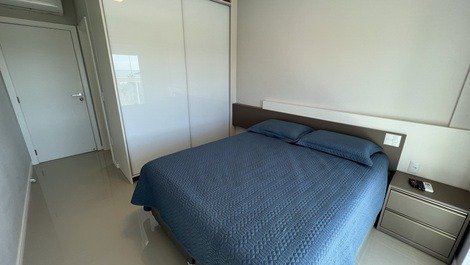 Apartamento de 02 dormitórios a 30 metros da praia do Mariscal