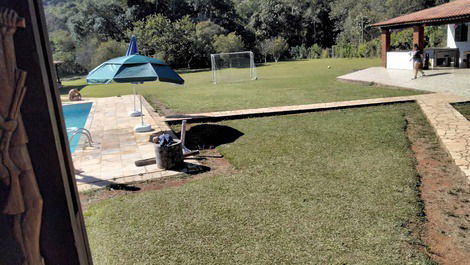 Visão geral  da piscina e da churrasqueira