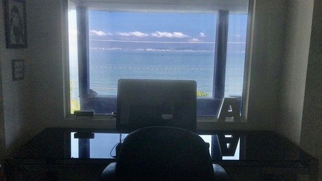 Área de home office com vista p o mar