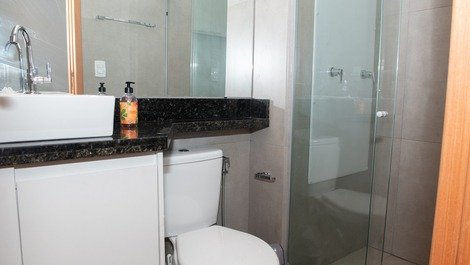 Banheiro equipado com chuveiro a gás.