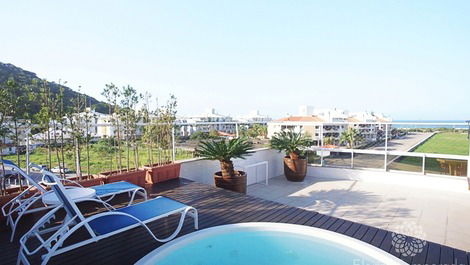 Penthouse with private pool, sea view, sports court