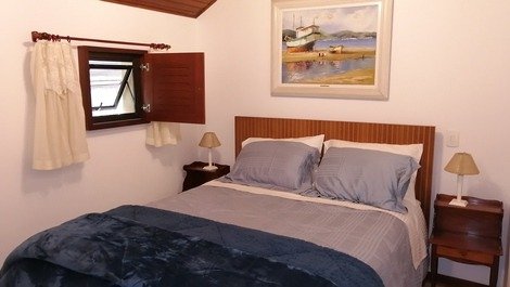 Suíte 1 - cama queen e decoração única, combinando elementos contemporâneos com toques tradicionais 