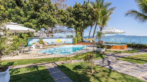 High standard house facing the sea, pool table, gourmet area