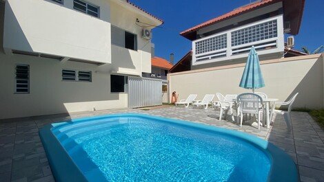 Casa con piscina para 20 personas a 50 metros del mar