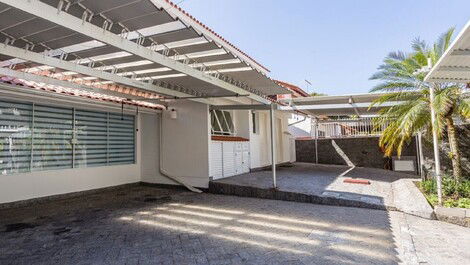 High standard house facing the sea, pool table, gourmet area