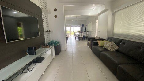 Ocean Front House with 05 suites in Jurerê