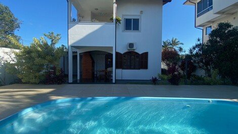 Excelente casa, con piscina y aire acondicionado, a 250 m de la playa!