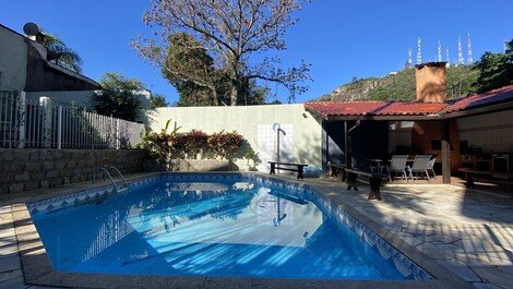 Casa de alto estándar con piscina y vistas a la Beira Mar de Floripa