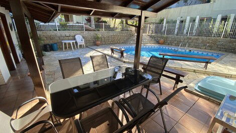 Casa de alto estándar con piscina y vistas a la Beira Mar de Floripa