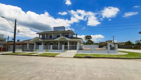 Excelente Casa para aluguel de temporada em Daniela, Florianópolis,...