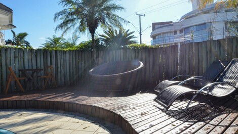 House on the main avenue of Jurerê, swimming pool, 200 meters from the sea