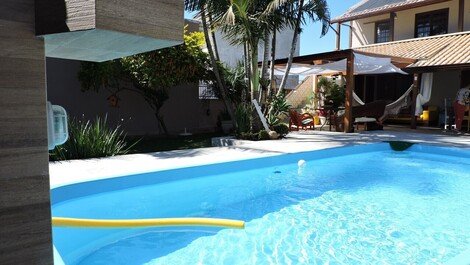 Amplia casa con piscina climatizada y aire acondicionado