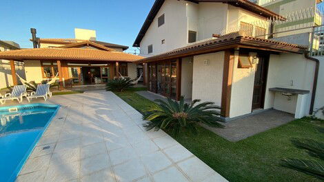 Casa frente al mar, alto nivel, con billar y mesa de billar