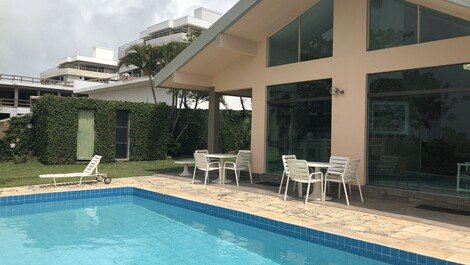 Casa con vista al mar, piscina y aire, a 50 metros de la playa