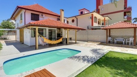 Beautiful house with heated pool 400 meters from the sea