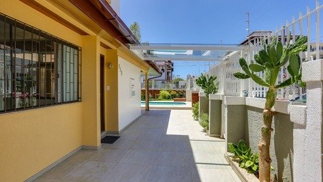 Beautiful house with heated pool 400 meters from the sea