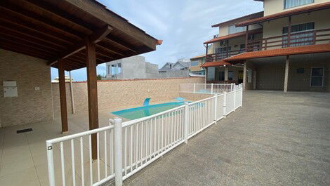 Casa enorme, con piscina, sala de juegos, aire, a 50 metros de la playa