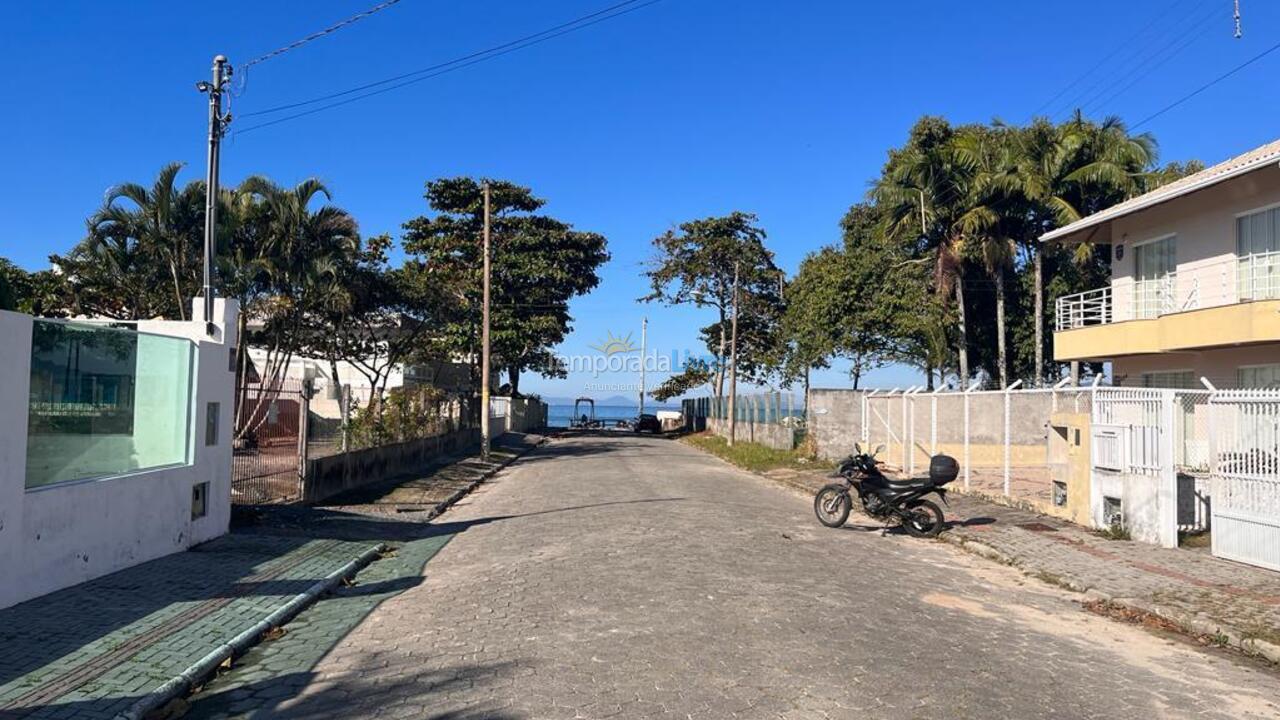 Casa para aluguel de temporada em Bombinhas (Praia de Zimbros)