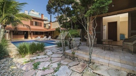 Spectacular house, 8 bedrooms, 30 people, heated pool, 100m from the sea
