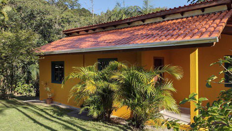 Casa con bonito jardín, esquinera a 100 metros de la playa.