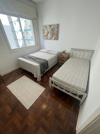 Quarto 2: cama de casal e cama de solteiro, quarto amplo arejado, conta também com ar condicionado e ventilador de teto, vista para mar