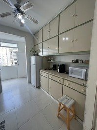 Cozinha: cozinha ampla, bem equipada com forno microondas, geladeira duplex nova, air fryer, fogao.