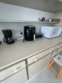 Cozinha: cozinha ampla, bem equipada com forno microondas, geladeira duplex nova, air fryer, fogao.