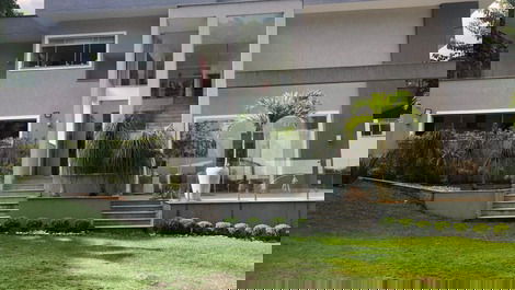 Casa Moderna, contemporânea e integrada a natureza - Aluguel ANUAL