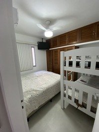 Quarto 2. o quarto possui duas camas de solteiro (que podem ser usadas como uma cama de casal, como na foto) e uma beliche. o quarto é equipado com ar-condicionado, ventilador de teto e tv.