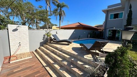 Hermosa casa con piscina en la playa de Zimbros en Bombinhas SC