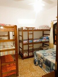 Primeiro quarto com cama de casal e ar condicionado 