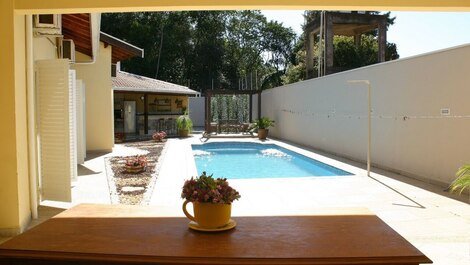 Área externa da casa, com piscina